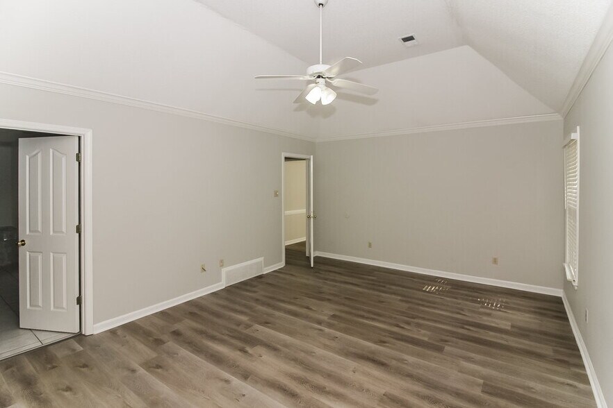 Building Photo - 8731 Oak Trail Ln