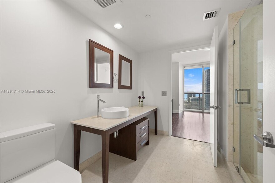 Building Photo - 495 Brickell Ave