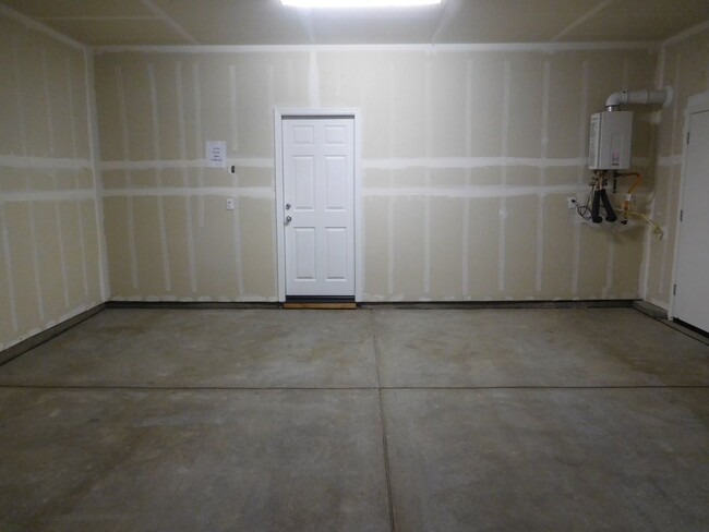 Building Photo - North Merced: $2400 4 Bedroom / 3 Bath Hou...