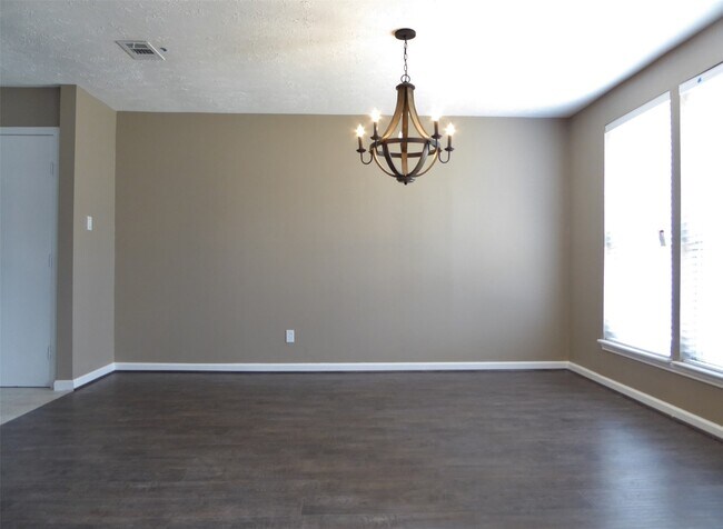 Building Photo - 21311 Park Mt Dr