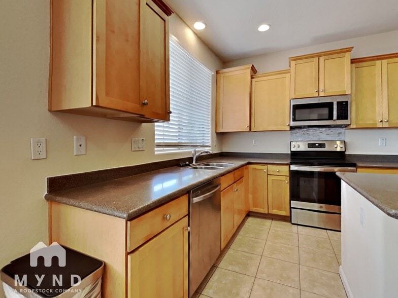 Building Photo - 13514 W Cypress St