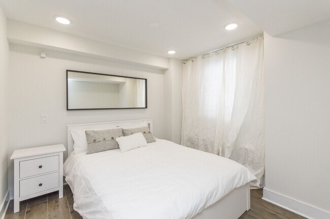 Building Photo - Hip 1 Bed/2Bath w/ Den; Gorgeous exterior and spacious interior features in Chestnut Hill!