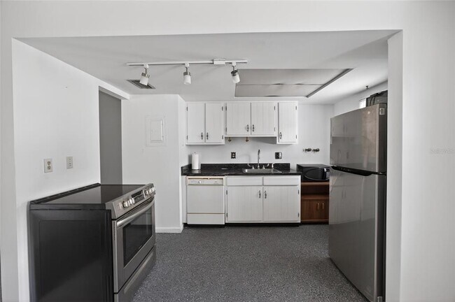 Building Photo - 1567 SE 27th St