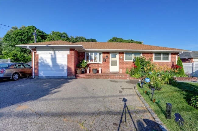 Primary Photo - 11 Orient Ave