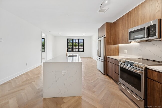 Building Photo - 100 E Putnam Ave