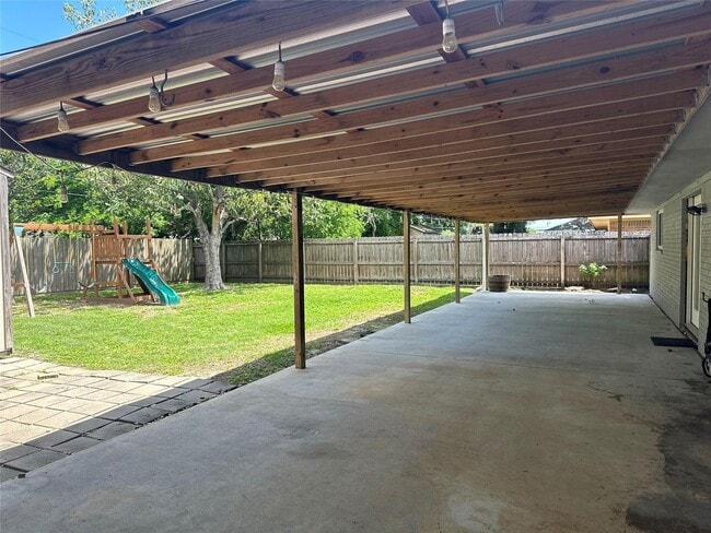 Building Photo - 1126 E Dartmouth Ln