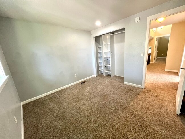 Building Photo - Charming 3-Bed, 3-Bath Home with Bonus Roo...
