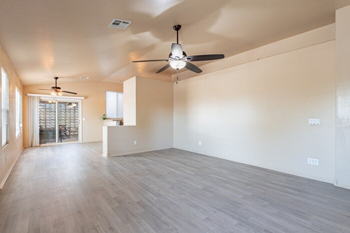 Building Photo - 5409 S 15th Way