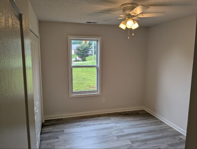 Building Photo - 102 Populus Dr