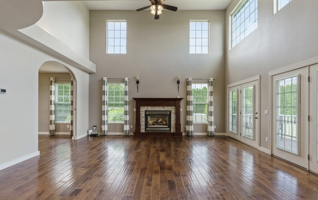 Building Photo - Large Country Home w/acreage