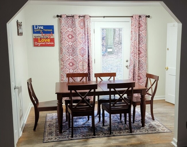 Building Photo - Walking distance to UD - Pending Applicati...
