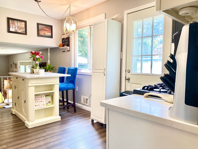Building Photo - Amazing 4 Bedroom 2 Bathroom! Large Lot!  ...