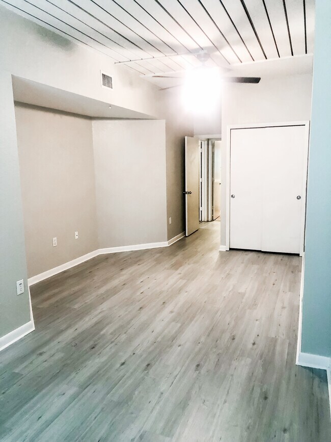 Building Photo - 2411 W Horatio St