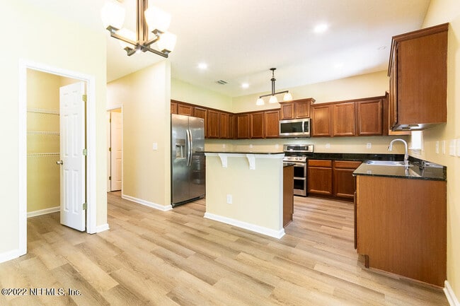 Building Photo - 825 Marjories Way