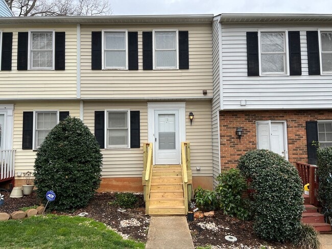 Building Photo - 3 Bedroom Townhouse Near Downtown Durham