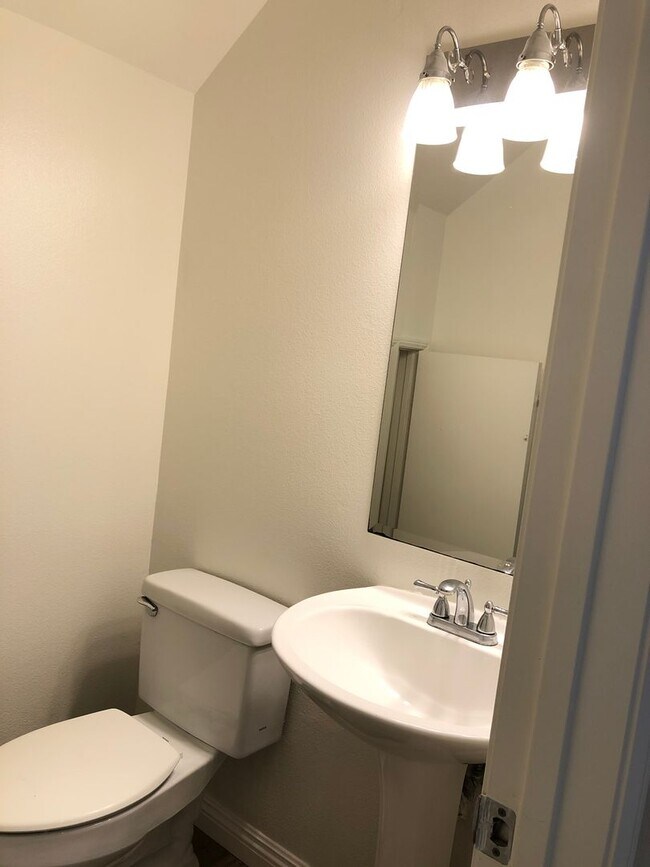 Building Photo - CHARMING 3 BR/2.5 BATH  " TWELVE PICKET LA...