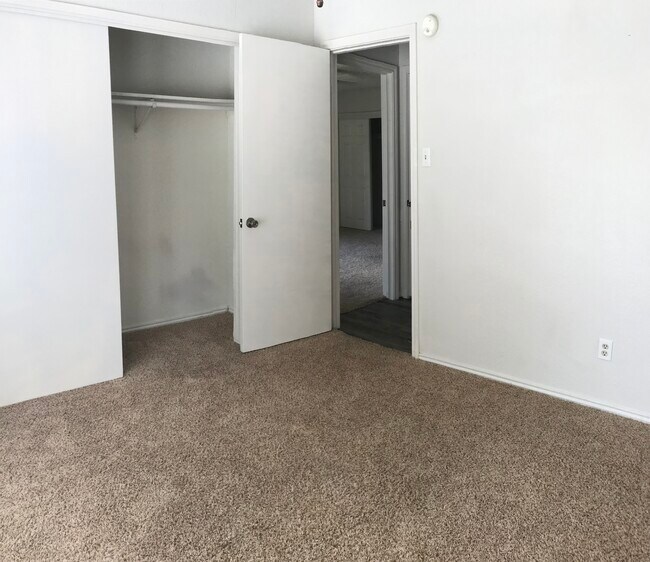 Building Photo - 401 Fall Cir
