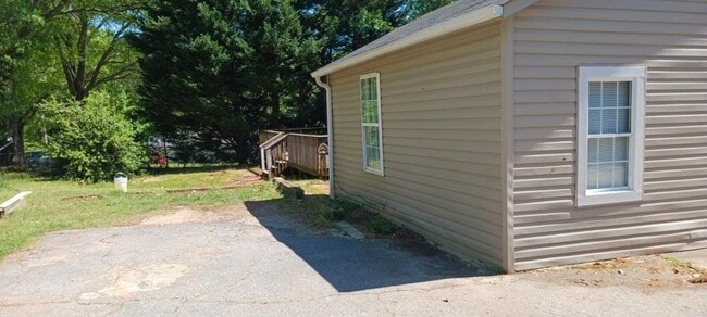 Building Photo - 25 E Belvue Rd