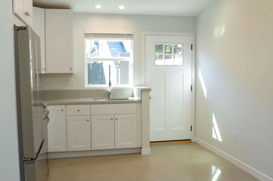 Building Photo - 5246 Canoga Ave