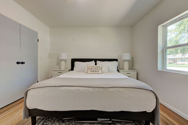 Building Photo - Fully Renovated 4 Bed, 2 Bath Just Minutes from Campus