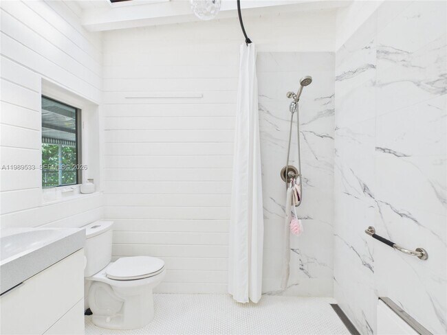 Building Photo - 1632 SW 28th Ave