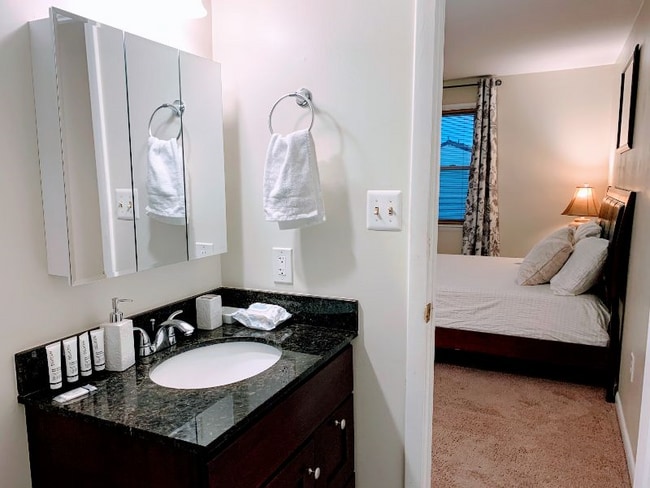 Building Photo - 2 Wimbledon Ln