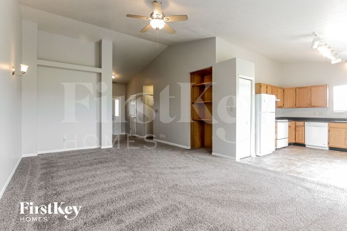 Building Photo - 2215 Rolling Oak Dr