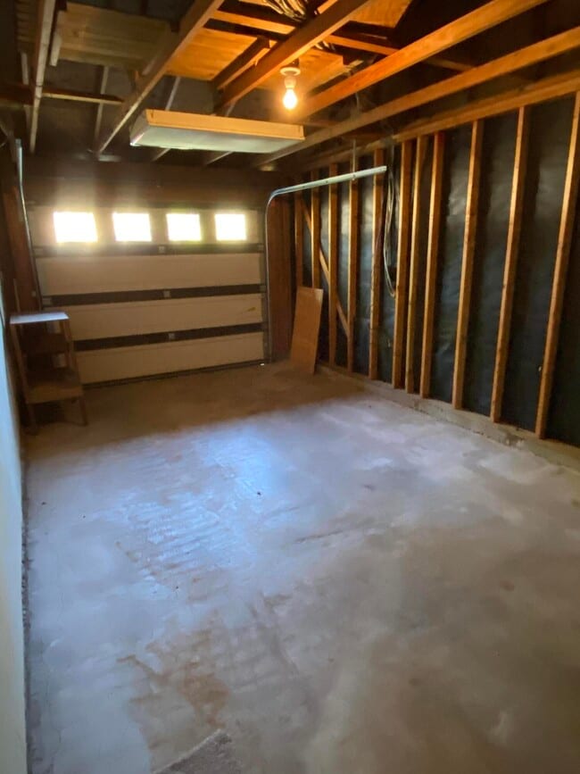 Building Photo - 413 Joellen Ln