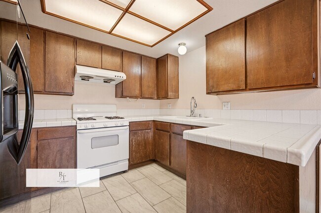 Building Photo - 5934 1/2 Alessandro Ave