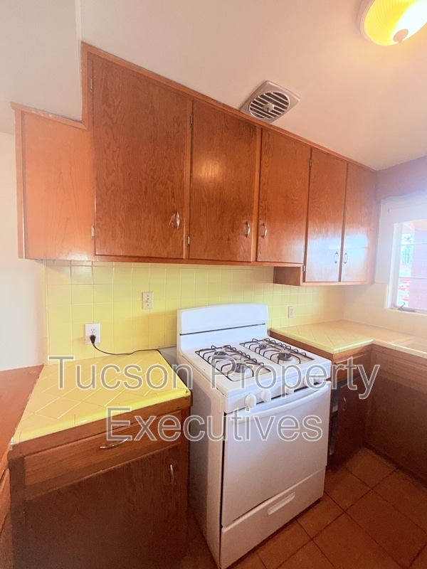 Building Photo - 4741 E 2nd St