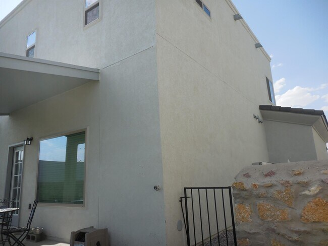 Building Photo - 12880 Haxby St