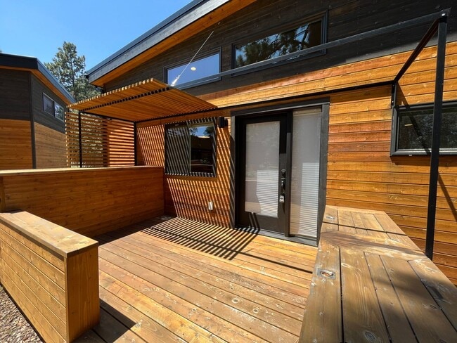 Building Photo - 1 Bed/1 Bath Tiny Home in SE Bend - Wizard...
