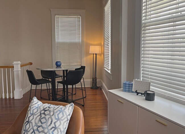 Building Photo - 2 BED | 2 BATH | PRIVATE FRONT AND BACK PORCH | MIDTOWN
