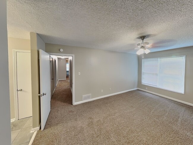 Building Photo - 1017 Hawkview Dr