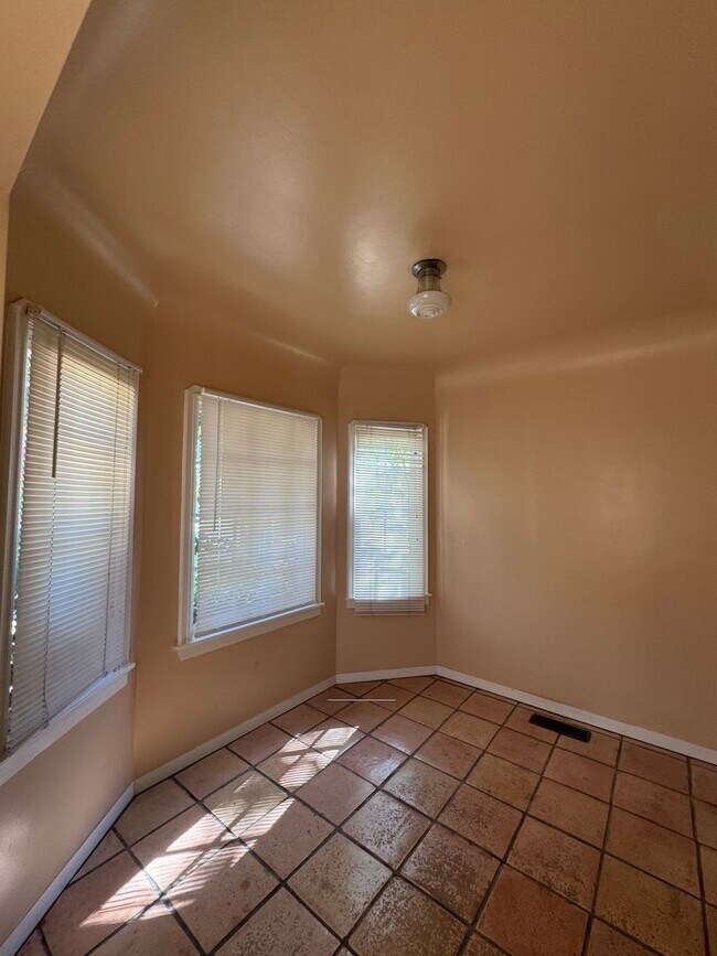 Building Photo - Great Southside Location, 2 Bedroom, 1 Bath Home
