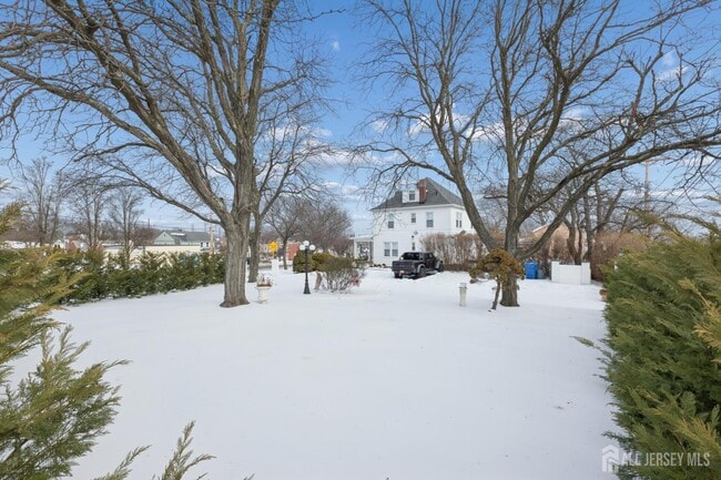 Building Photo - 415 Main St