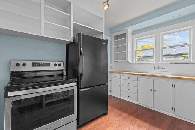 Building Photo - Classic Tacoma Charm with Room to Breathe....
