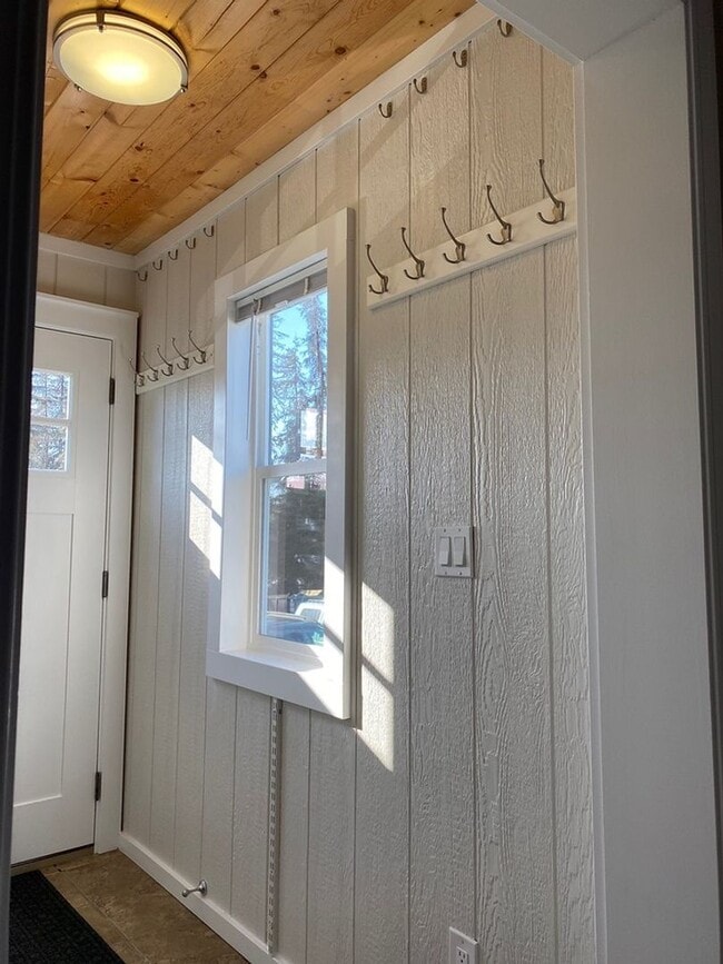 Building Photo - 108 S Tinker Ln