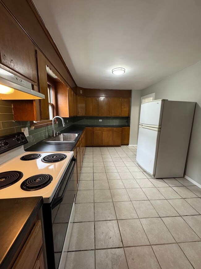 Building Photo - Beautiful 3-bedroom house for Rent AVAILAB...