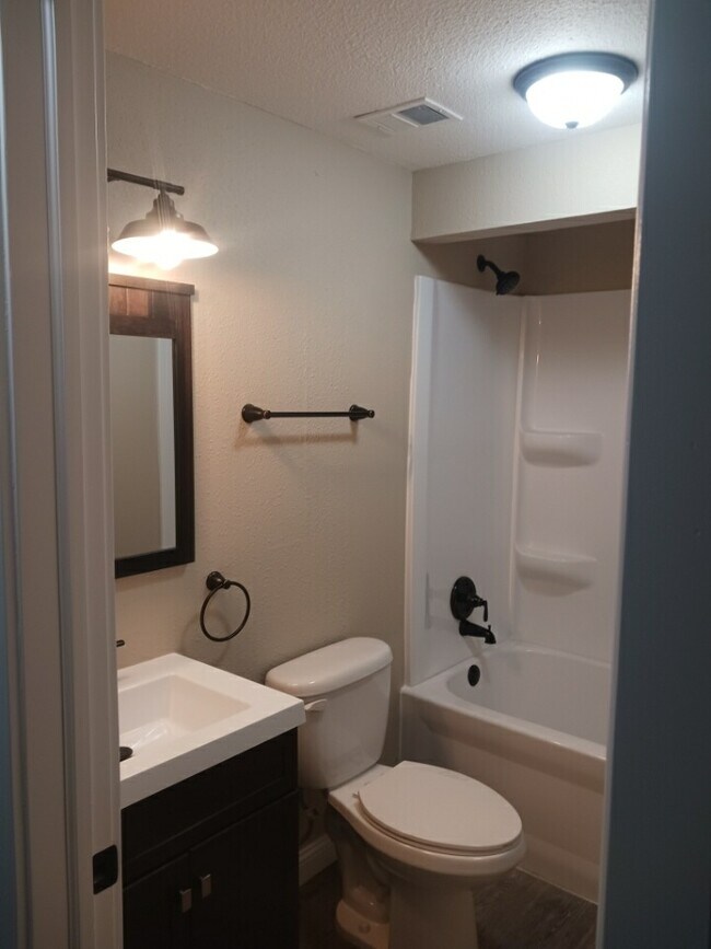 Building Photo - 430 Sara St