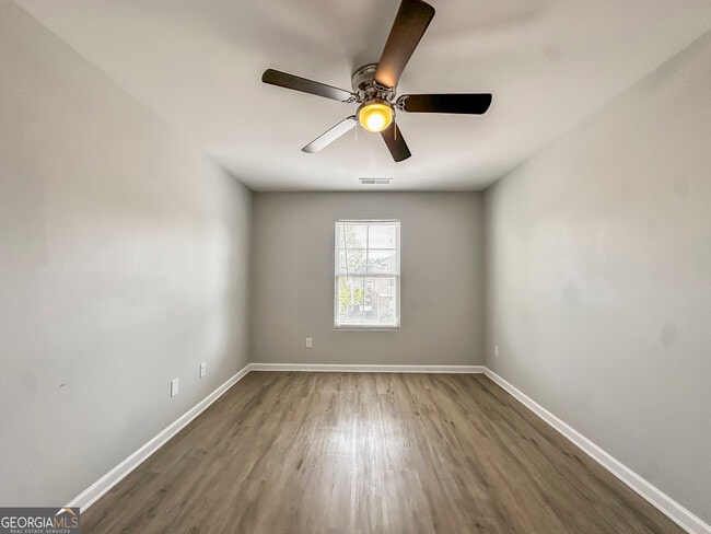 Building Photo - 166 Daisy Cir