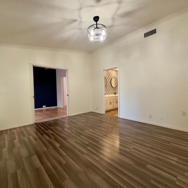 Building Photo - 40064 Silktree Ct