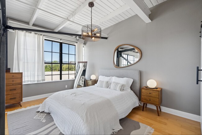 Building Photo - Industrial Chic 3bed/3bath loft style cond...