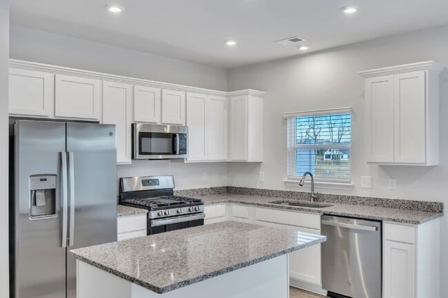 Building Photo - Brand-New 3BR/2.5BA Townhome with Garage in Greer ($1850/mo rent***)