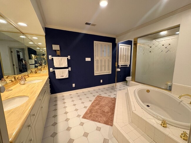Building Photo - Renovated Home In The Heart Of East Memphis! Fully Fenced Backyard! No Carpet!
