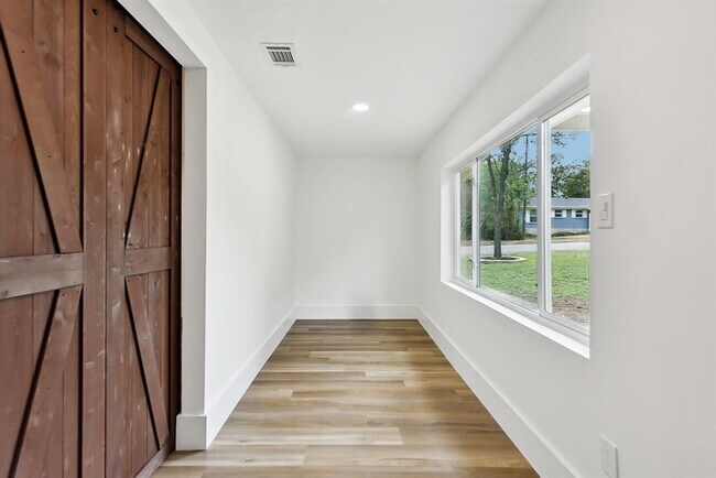Building Photo - 202 E Caddo St