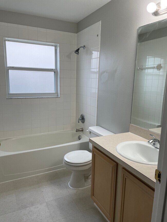 Building Photo - Great Home