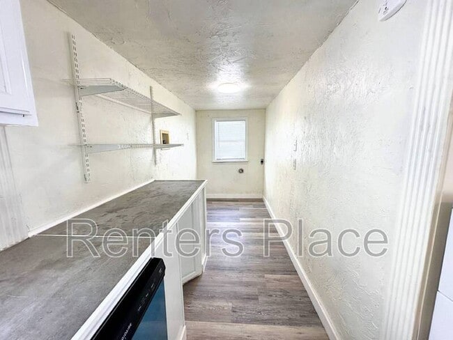 Building Photo - 201 S Ora St