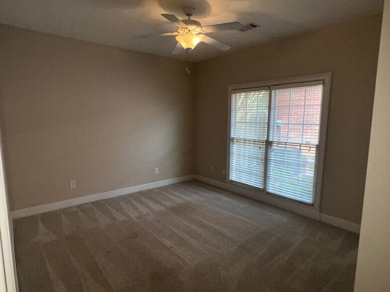 Building Photo - 714 Berry Ln