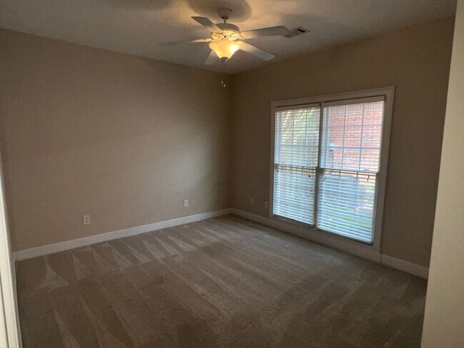 Building Photo - 714 Berry Ln